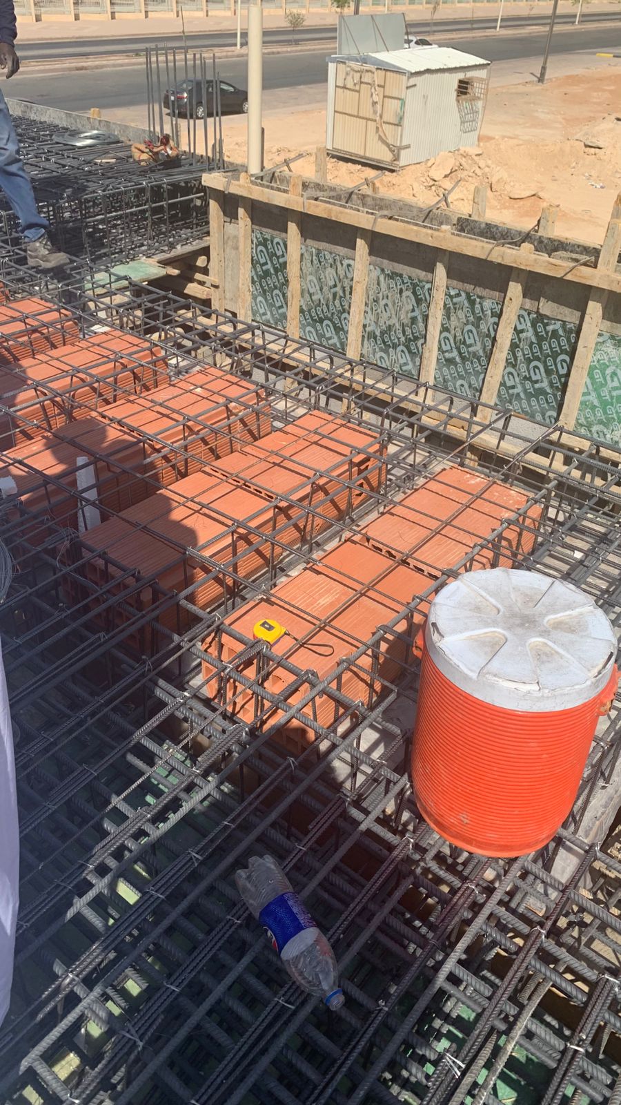 في إطار ربط الجانب النظري بالجانب العملي، نظم قسم الهندسة المدنية بكلية الهندسة بجامعة الأمير سطام بن عبدالعزيز بالخرج زيارة ميدانية إلى مشروع "رش – درايف ثرو" قيد الإنشاء بمدينة الخرج، وذلك للاطلاع على الأنظمة الإنشائية المستخدمة في المشروع. يُعد المشروع نموذجًا مميزًا لتطبيق تقنية (Hollow Block Slabs with Foam Blocks and Hollow blocks brick)، حيث تتكون جميع عناصره من البلاطات المفرغة باستخدام بلوكات الطوب المفرغ وبلوكات الفوم.  يعتمد المشروع على الخرسانة المصبوبة في الموقع، ويتميز هذا النوع من الأسقف بخفة