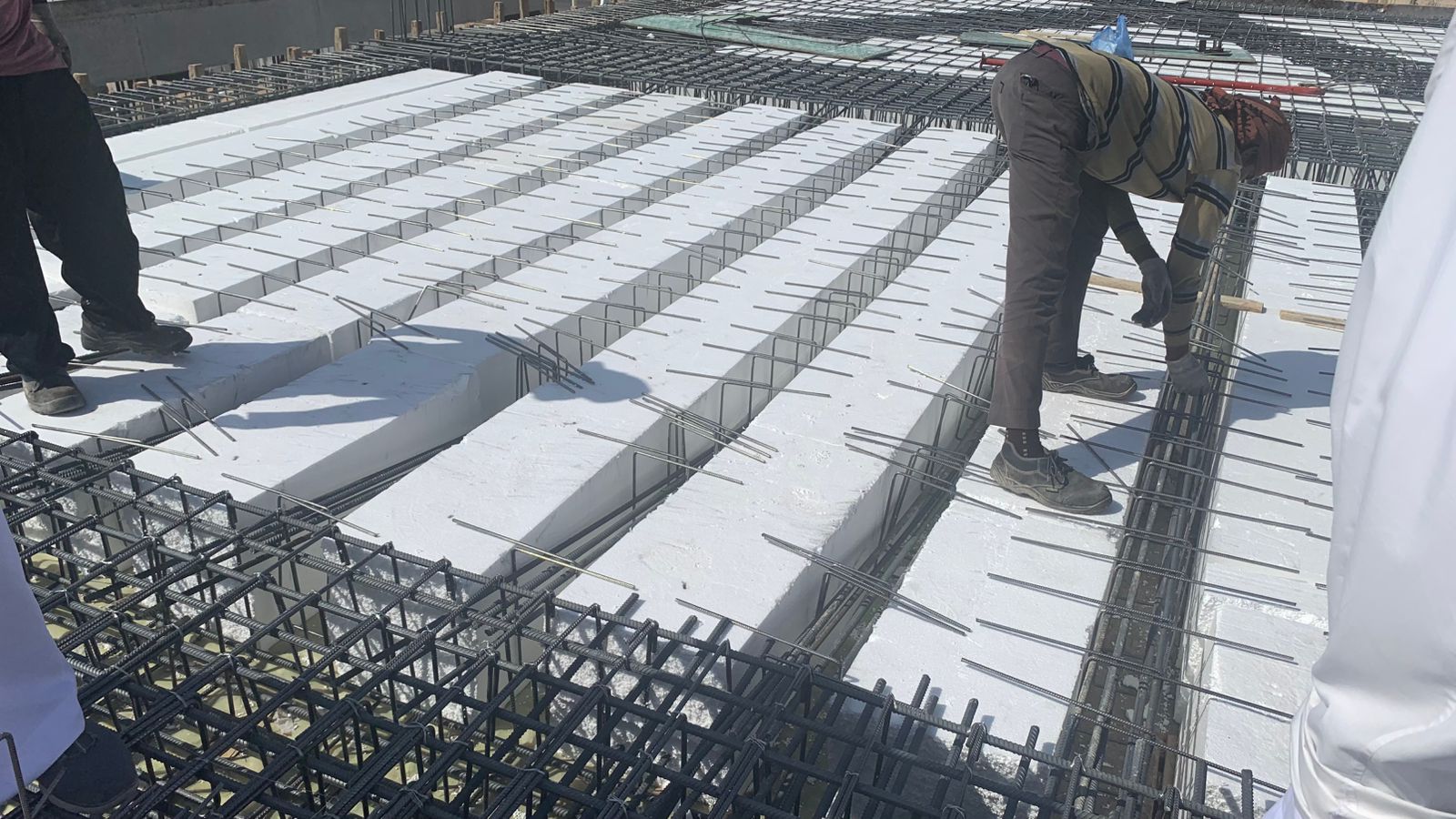 في إطار ربط الجانب النظري بالجانب العملي، نظم قسم الهندسة المدنية بكلية الهندسة بجامعة الأمير سطام بن عبدالعزيز بالخرج زيارة ميدانية إلى مشروع "رش – درايف ثرو" قيد الإنشاء بمدينة الخرج، وذلك للاطلاع على الأنظمة الإنشائية المستخدمة في المشروع. يُعد المشروع نموذجًا مميزًا لتطبيق تقنية (Hollow Block Slabs with Foam Blocks and Hollow blocks brick)، حيث تتكون جميع عناصره من البلاطات المفرغة باستخدام بلوكات الطوب المفرغ وبلوكات الفوم.  يعتمد المشروع على الخرسانة المصبوبة في الموقع، ويتميز هذا النوع من الأسقف بخفة