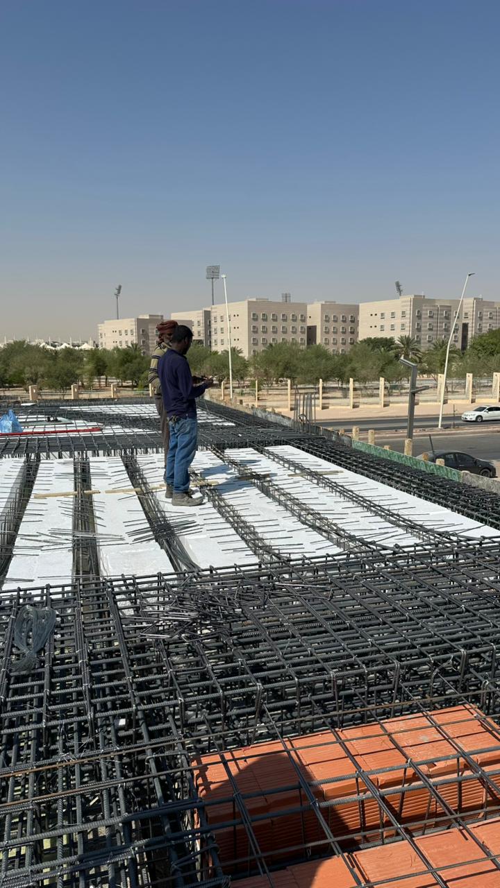 في إطار ربط الجانب النظري بالجانب العملي، نظم قسم الهندسة المدنية بكلية الهندسة بجامعة الأمير سطام بن عبدالعزيز بالخرج زيارة ميدانية إلى مشروع "رش – درايف ثرو" قيد الإنشاء بمدينة الخرج، وذلك للاطلاع على الأنظمة الإنشائية المستخدمة في المشروع. يُعد المشروع نموذجًا مميزًا لتطبيق تقنية (Hollow Block Slabs with Foam Blocks and Hollow blocks brick)، حيث تتكون جميع عناصره من البلاطات المفرغة باستخدام بلوكات الطوب المفرغ وبلوكات الفوم.  يعتمد المشروع على الخرسانة المصبوبة في الموقع، ويتميز هذا النوع من الأسقف بخفة