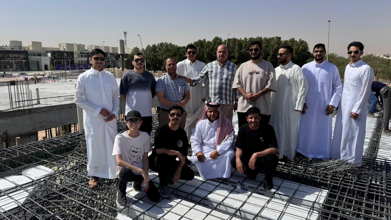 في إطار ربط الجانب النظري بالجانب العملي، نظم قسم الهندسة المدنية بكلية الهندسة بجامعة الأمير سطام بن عبدالعزيز بالخرج زيارة ميدانية إلى مشروع "رش – درايف ثرو" قيد الإنشاء بمدينة الخرج، وذلك للاطلاع على الأنظمة الإنشائية المستخدمة في المشروع. يُعد المشروع نموذجًا مميزًا لتطبيق تقنية (Hollow Block Slabs with Foam Blocks and Hollow blocks brick)، حيث تتكون جميع عناصره من البلاطات المفرغة باستخدام بلوكات الطوب المفرغ وبلوكات الفوم.  يعتمد المشروع على الخرسانة المصبوبة في الموقع، ويتميز هذا النوع من الأسقف بخفة