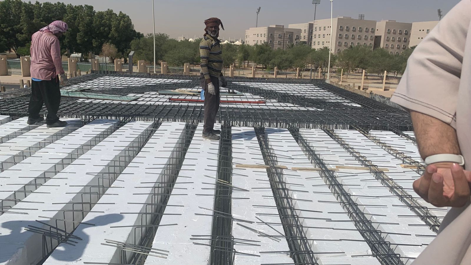 في إطار ربط الجانب النظري بالجانب العملي، نظم قسم الهندسة المدنية بكلية الهندسة بجامعة الأمير سطام بن عبدالعزيز بالخرج زيارة ميدانية إلى مشروع "رش – درايف ثرو" قيد الإنشاء بمدينة الخرج، وذلك للاطلاع على الأنظمة الإنشائية المستخدمة في المشروع. يُعد المشروع نموذجًا مميزًا لتطبيق تقنية (Hollow Block Slabs with Foam Blocks and Hollow blocks brick)، حيث تتكون جميع عناصره من البلاطات المفرغة باستخدام بلوكات الطوب المفرغ وبلوكات الفوم.  يعتمد المشروع على الخرسانة المصبوبة في الموقع، ويتميز هذا النوع من الأسقف بخفة