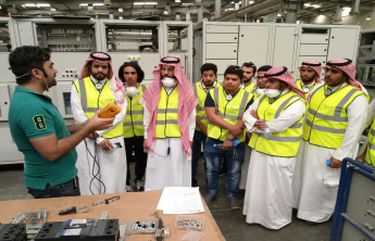 طلاب الهندسة الكهربائية يزورون مصنع شركة الفنار بالرياض