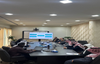 ستقبل سعادة عميد كلية الهندسة بجامعة الأمير سطام بن عبد العزيز، برفقة عدد من أعضاء هيئة التدريس بالكلية، سعادة الأستاذ نواف العتيبي، الرئيس التنفيذي للشركة العربية للغاز، والوفد المرافق له، في اجتماعٍ يهدف إلى تعزيز التعاون بين الطرفين في مجالات البحث العلمي والصناعة.  استهل اللقاء بكلمة ترحيبية من سعادة العميد، تلاها تقديم عرض عن إنجازات كلية الهندسة على المستويين المحلي والدولي. وأكد سعادته أهمية تعزيز التعاون بين الكلية والصناعة لإيجاد حلول مبتكرة للتحديات الصناعية، بما يسهم في تحقيق مستهدفات رؤية المملك