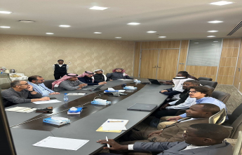 ستقبل سعادة عميد كلية الهندسة بجامعة الأمير سطام بن عبد العزيز، برفقة عدد من أعضاء هيئة التدريس بالكلية، سعادة الأستاذ نواف العتيبي، الرئيس التنفيذي للشركة العربية للغاز، والوفد المرافق له، في اجتماعٍ يهدف إلى تعزيز التعاون بين الطرفين في مجالات البحث العلمي والصناعة.  استهل اللقاء بكلمة ترحيبية من سعادة العميد، تلاها تقديم عرض عن إنجازات كلية الهندسة على المستويين المحلي والدولي. وأكد سعادته أهمية تعزيز التعاون بين الكلية والصناعة لإيجاد حلول مبتكرة للتحديات الصناعية، بما يسهم في تحقيق مستهدفات رؤية المملك