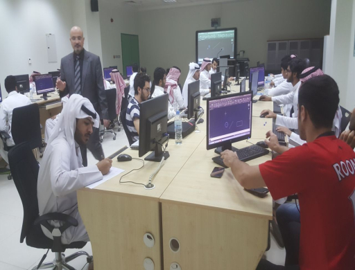 كلية الهندسة تقيم دورة في برنامج الأوتوكاد لطلابها