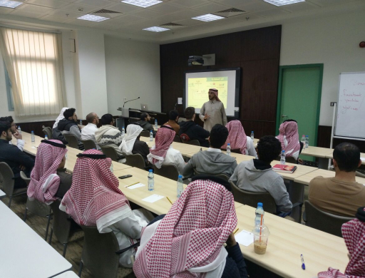 الكلية تنظم دورة بعنوان نحو تفكير ناجح